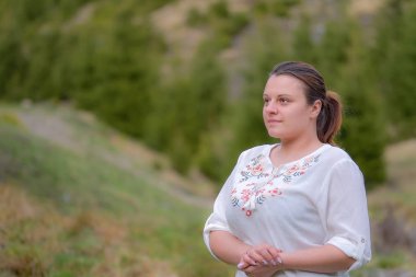 Güzel esmer bir kadının açık hava portresi.