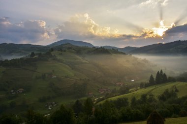 Sis ve bulutlar batımında doğadan güzel