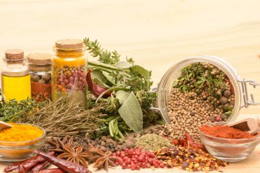 Ahşap arka planda çeşitli baharatlar.