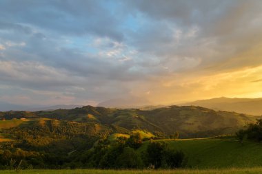 Sis ve bulutlar batımında doğadan güzel