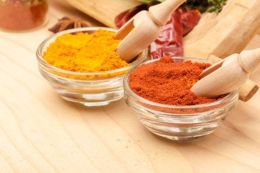 Ahşap arka planda çeşitli baharatlar.