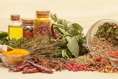 Ahşap arka planda çeşitli baharatlar.