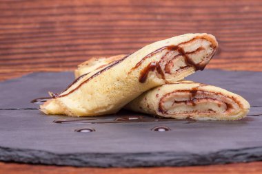 Krep muz ve çikolata yuvarlak kayrak stand ile