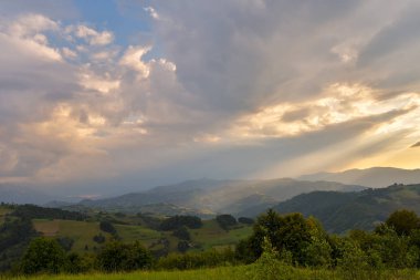 Sis ve bulutlar batımında doğadan güzel