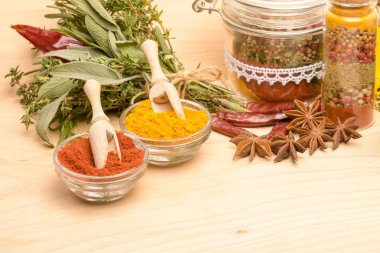 Ahşap arka planda çeşitli baharatlar.