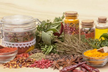 Ahşap arka planda çeşitli baharatlar.