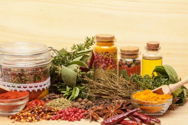 Ahşap arka planda çeşitli baharatlar.