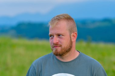 Çekici bir genç adam utside