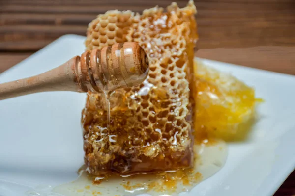 Frische Waben Und Holzdipper Mit Honiggießen Auf Einem Holztisch — Stockfoto