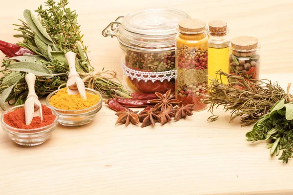 Ahşap arka planda çeşitli baharatlar.