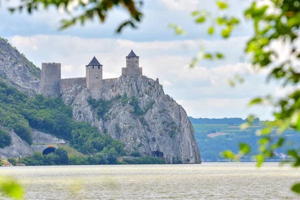 Golubac kalesi / kalesi, 14. yüzyılda inşa edilmiş, Sırbistan 'daki Tuna nehrinin kıyısında