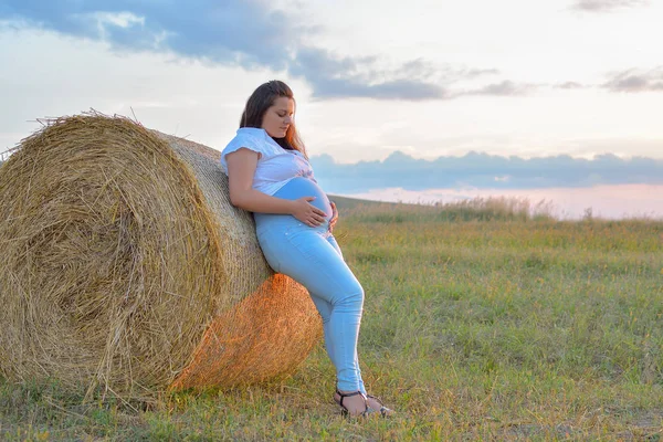 Mooie Zwangere Vrouw Buiten — Stockfoto