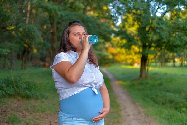 Pregnant Young Woman Drinking Water — Stock Photo, Image