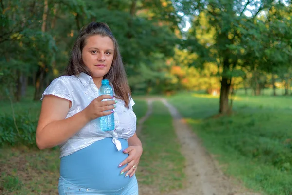 Incinta Giovane Donna Bere Acqua — Foto Stock