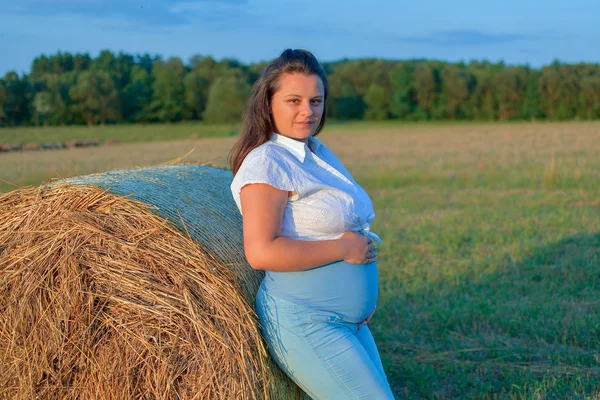 Krásná Těhotná Žena Venkovní — Stock fotografie