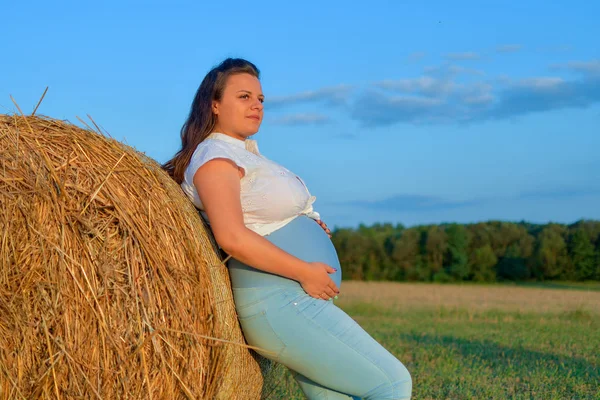 Krásná Těhotná Žena Venkovní — Stock fotografie