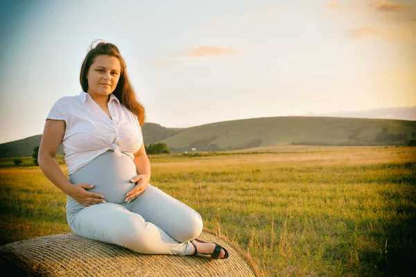 Mooie Zwangere Vrouw Buiten — Stockfoto