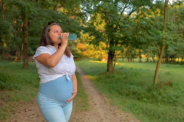 Těhotná Mladá Žena Pitné Vody — Stock fotografie