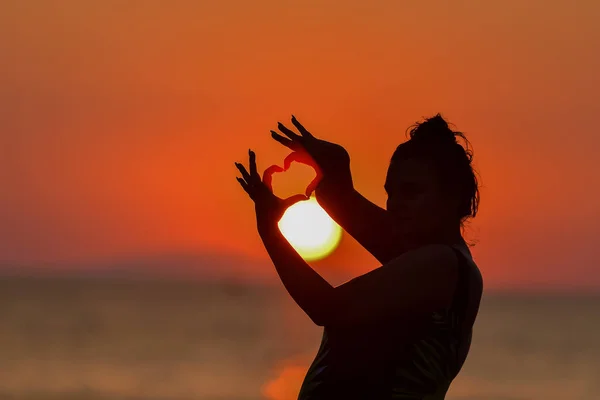 Silhouette Pregnant Woman Walking Beach Sunset — Stock Photo, Image