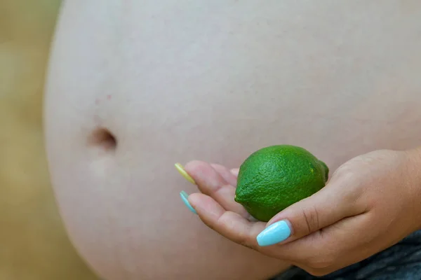 Nahaufnahme Von Schwangerschaftsbauch Der Natur — Stockfoto