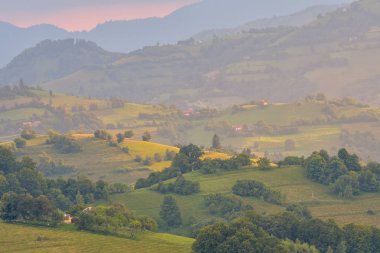 Sisli manzaralı çarpıcı doğa, Holbav köyü, Karpatlar, Transilvanya, Romanya, Avrupa