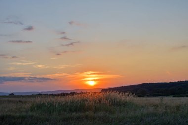 Sahada gün batımı