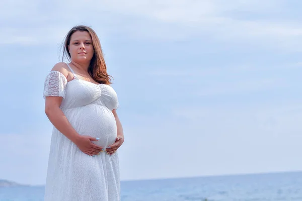 Donna Incinta Abito Bianco Seduta Rocce Sulla Spiaggia — Foto Stock