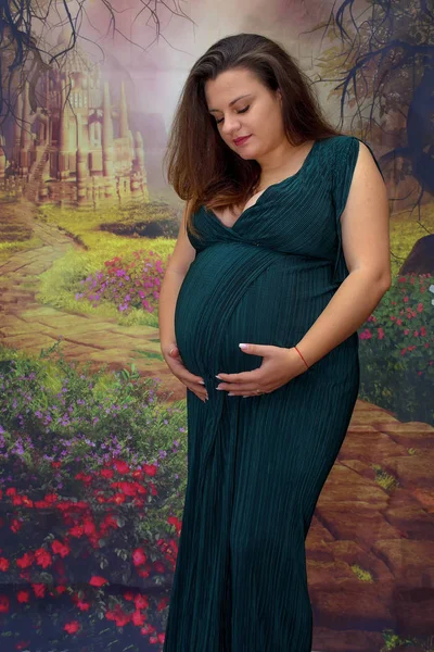 怀孕妇女摸肚子 — 图库照片