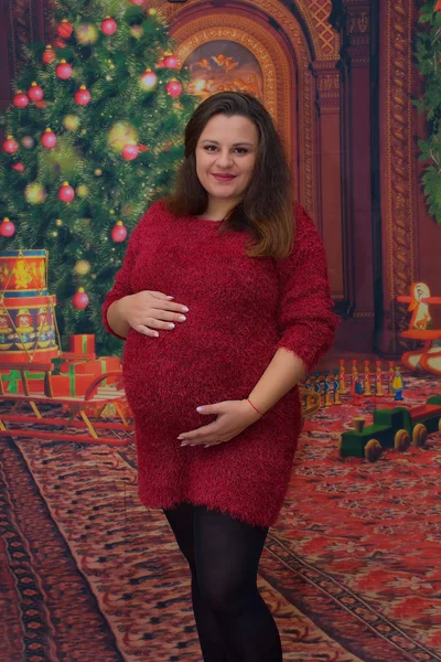 孕妇在圣诞节装饰背景 — 图库照片