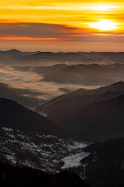 Dağ manzarası ile kış sis Ceahlau, Romaniat, sunse