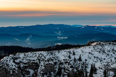 Dağ manzarası ile kış sis Ceahlau, Romaniat, sunse