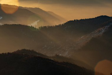 Dağ manzarası ile kış sis Ceahlau, Romaniat, sunse