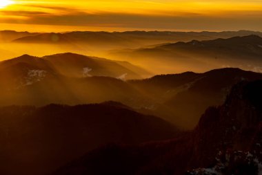 Dağ manzarası ile kış sis Ceahlau, Romaniat, sunse
