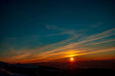 Dağ manzarası ile kış sis Ceahlau, Romaniat, sunse