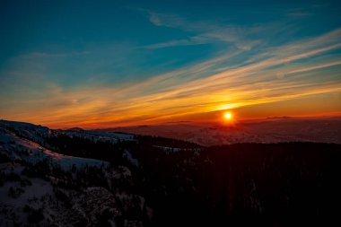 Dağ manzarası ile kış sis Ceahlau, Romaniat, sunse
