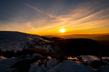 Dağ manzarası ile kış sis Ceahlau, Romaniat, sunse