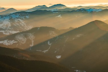 Dağ manzarası ile kış sis Ceahlau, Romaniat, sunse