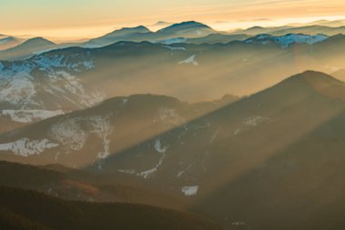 Dağ manzarası ile kış sis Ceahlau, Romaniat, sunse