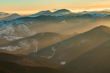 Dağ manzarası ile kış sis Ceahlau, Romaniat, sunse