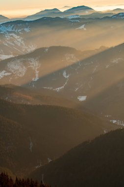 Dağ manzarası ile kış sis Ceahlau, Romaniat, sunse