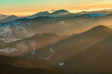 Dağ manzarası ile kış sis Ceahlau, Romaniat, sunse