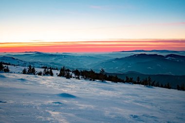 Dağ manzarası ile kış sis Ceahlau, Romaniat, sunse