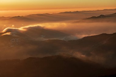 Dağ manzarası ile kış sis Ceahlau, Romaniat, sunse