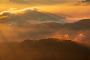 Dağ manzarası ile kış sis Ceahlau, Romaniat, sunse