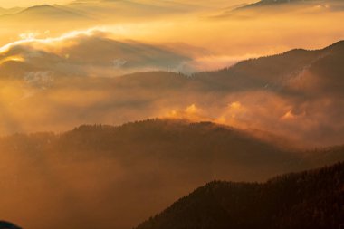 Dağ manzarası ile kış sis Ceahlau, Romaniat, sunse