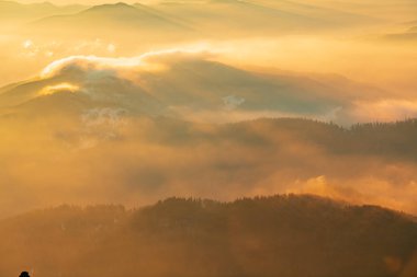 Dağ manzarası ile kış sis Ceahlau, Romaniat, sunse
