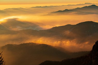 Dağ manzarası ile kış sis Ceahlau, Romaniat, sunse