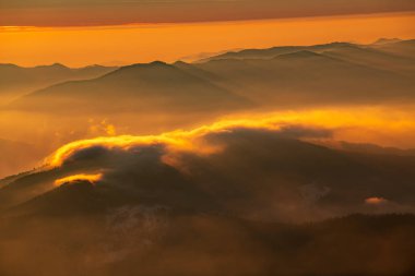 Dağ manzarası ile kış sis Ceahlau, Romaniat, sunse