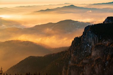 Dağ manzarası ile kış sis Ceahlau, Romaniat, sunse