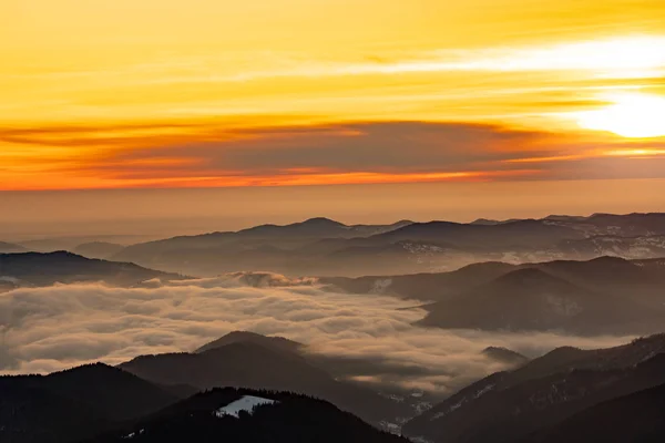 Mountain Landscape Winter Fog Sunse Ceahlau Romaniat — Stock Photo, Image